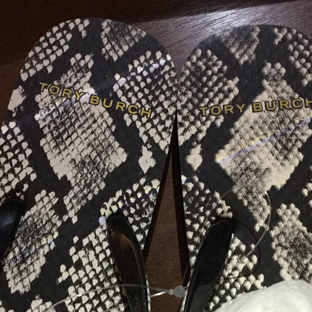 TORY BURCH PRINTED STRAP THIN FLIP FLOP - Picture 6 of 7